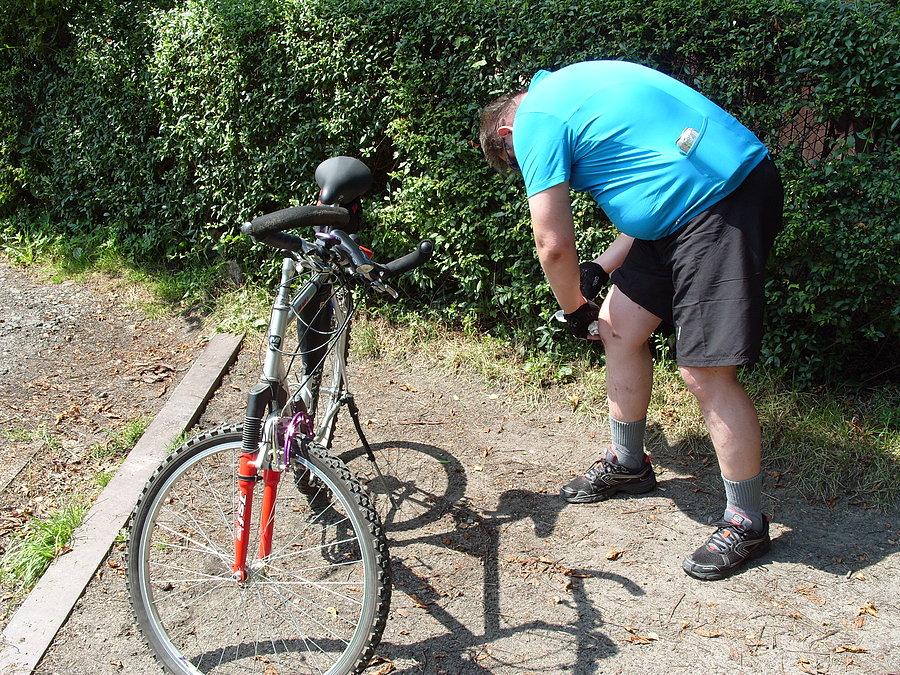 Ruszamy dalej, zaraz po skręcie na Praski Trakt szyna leżąca nie wiadomo dlaczego w poprzek drogi postanawia przyjrzeć się rowerzyście bardziej z bliska, czyli ściągając go do swojego poziomu. Po naszemu zwie się gleba ;)