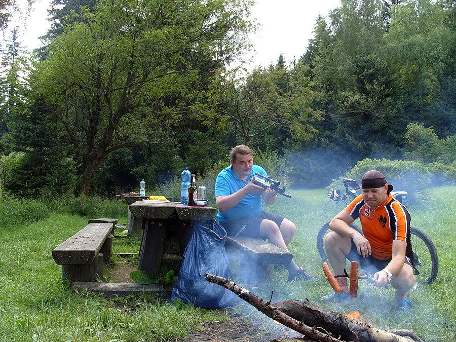 Wreszcie dojeżdżamy do punktu docelowego, jak się okazuje już na miejscu zostały wysłuchane moje modły i paliło się ognisko i nie tylko bo grill też był, czego takich udogodnień nawet nie brałem pod uwagę