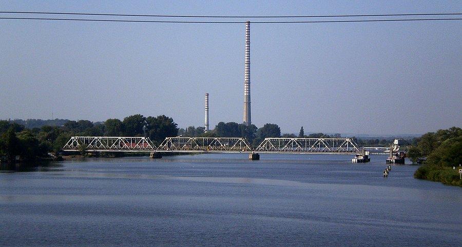 Kolejowy most zwodzony nad Regalicą