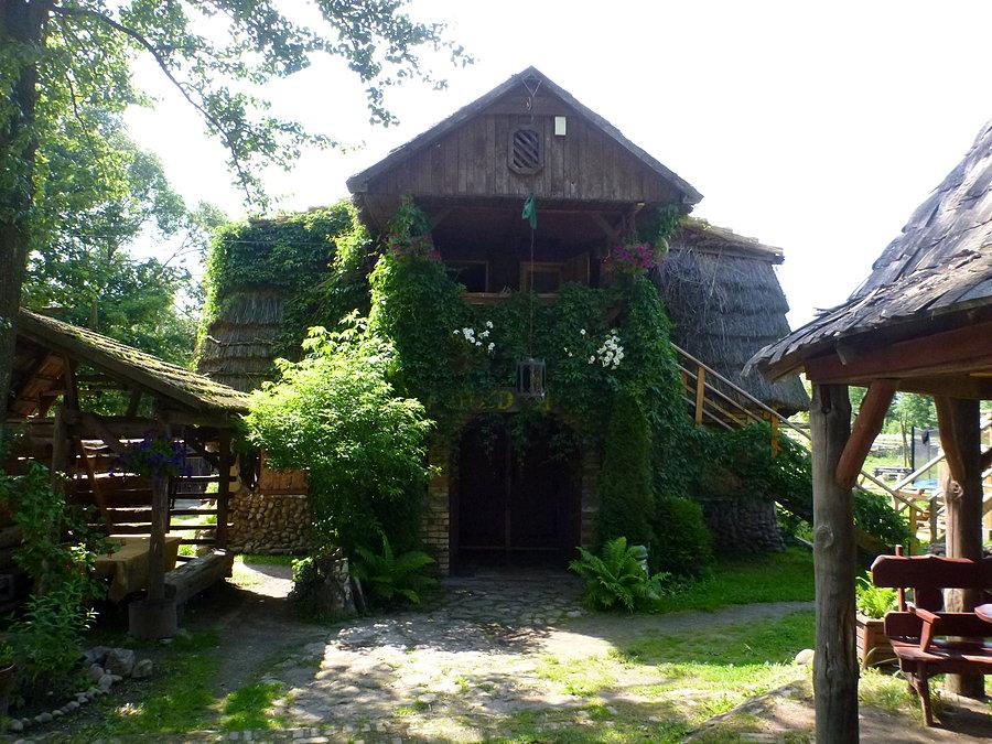 Knajpa w Kruszynianach 53°10'47.8"N 23°48'46.8"E