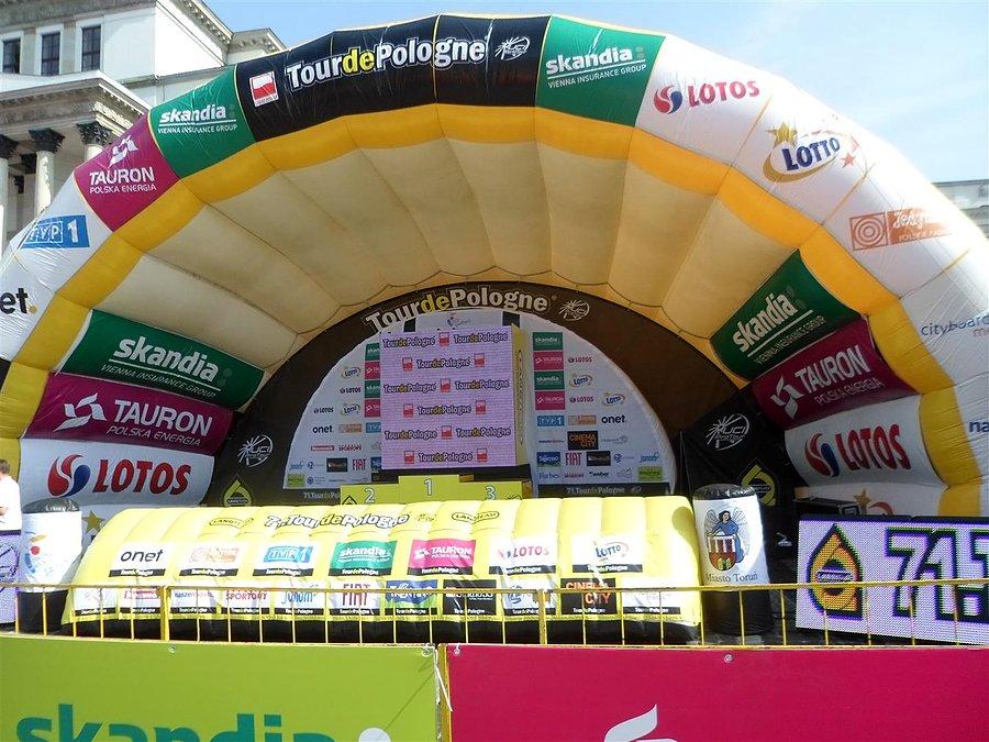 Podium zwycięzców jeszcze puste