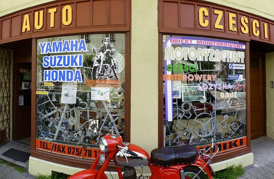 Gryfów Śląski. Świetna krata w oknie sklepu
