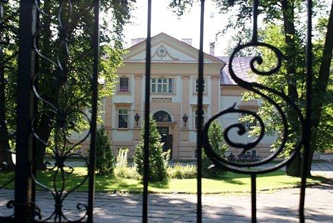 Pałac w Lisowicach z XVIII/XIX w., obecnie mieści się tam Dom Pomocy Społecznej