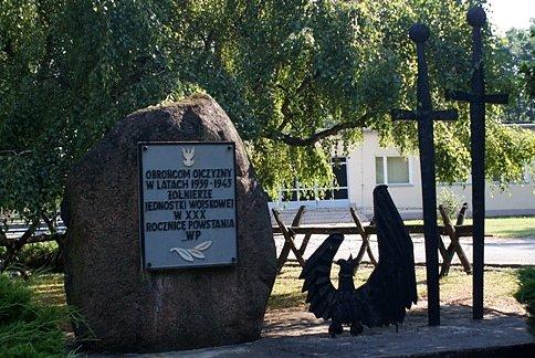 Pomnik koło jednostki wojskowej