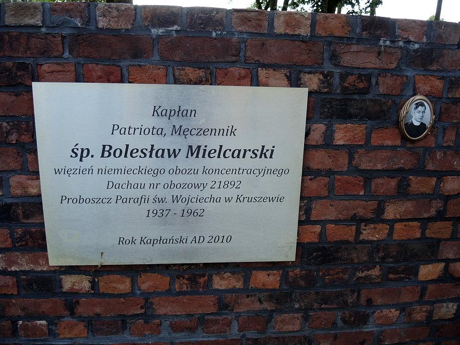 Tablica na pomniku