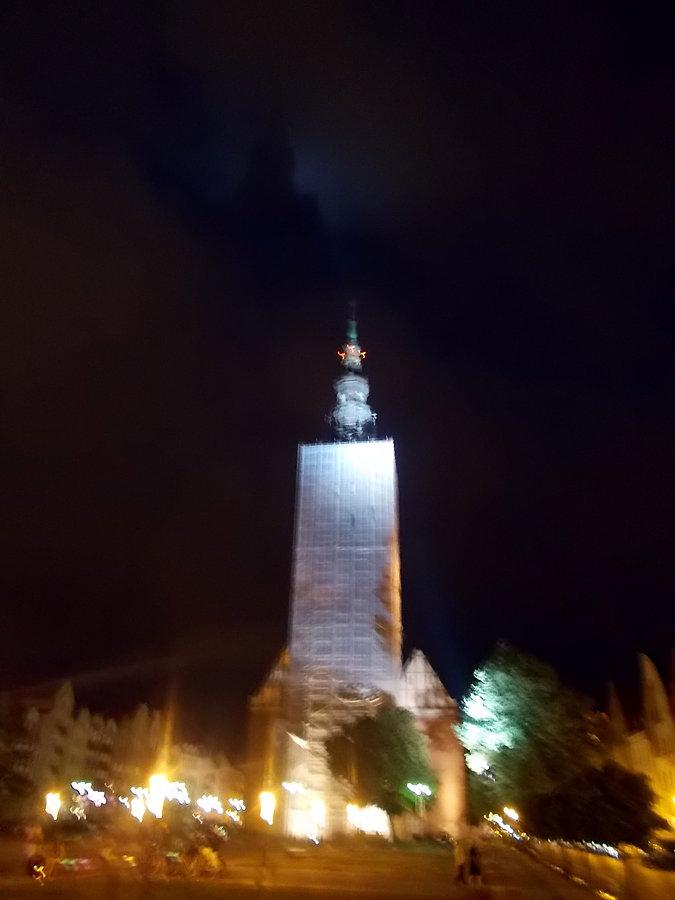 Katedra Świętego Mikołaja i odbicie wieży w chmurze