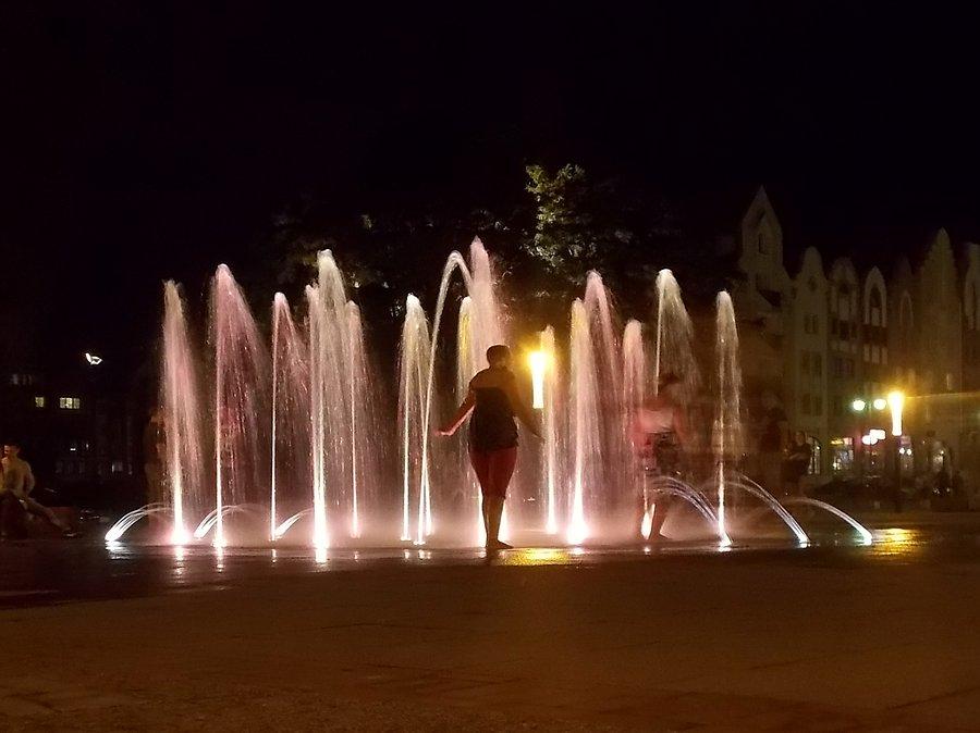 Kolorowa fontanna na Starym Mieście