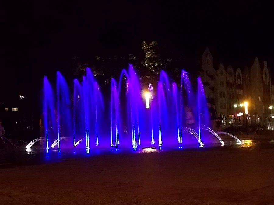 Kolorowa fontanna na Starym Mieście