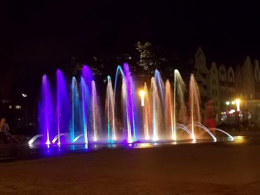 Kolorowa fontanna na Starym Mieście