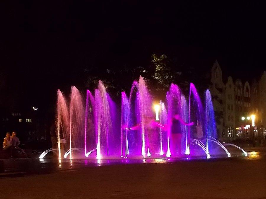 Kolorowa fontanna na Starym Mieście