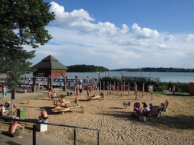 Mrągowska plaża nad jeziorem Czos