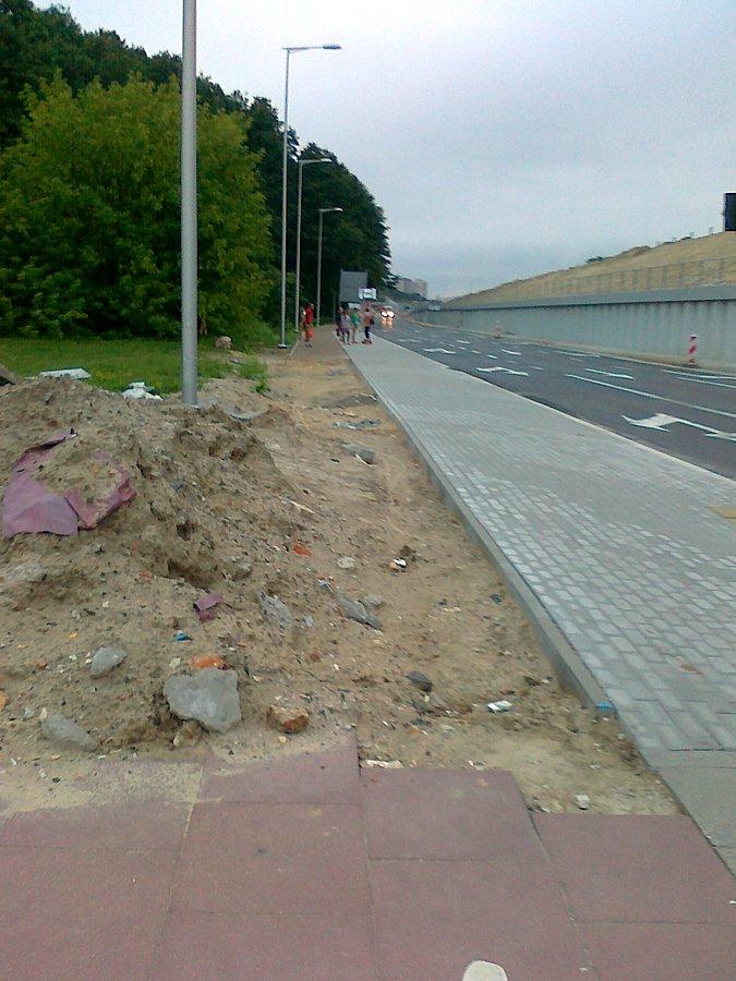 Budowa ddr przy trasie AK stanęła w miejscu