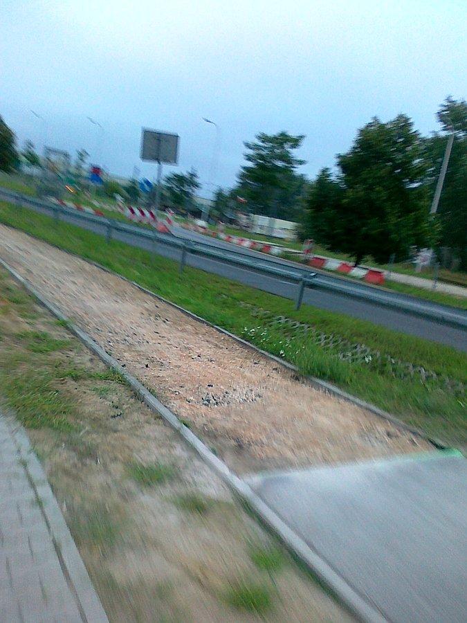 Za to na ddr po lewej stronie Marymonckiej co chwilę są takie przerwy w nawierzchni