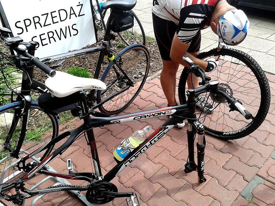 SERWISOWANIE na chodniku - wymiana opasek