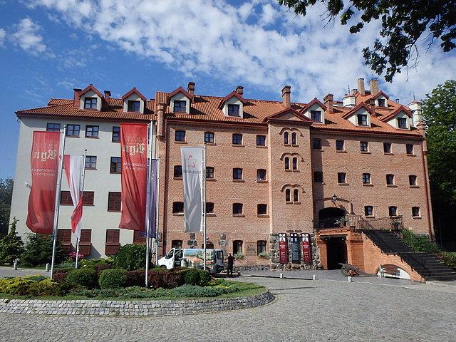 Zamek-Hotel w Rynie od strony dziedzińca