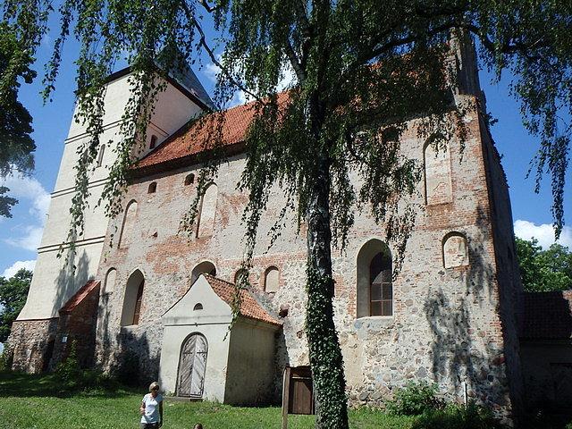Przerobiony na kościół krzyżacki zamek w Bezławkach
