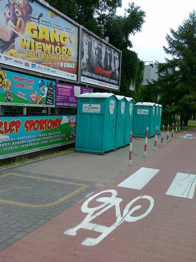 Na Górczewskiej przy kościele w budowie stanęły niedawno takie oto sławojki. Dlaczego teraz? Skojarzyłam, kiedy usłyszałam śpiew. :)