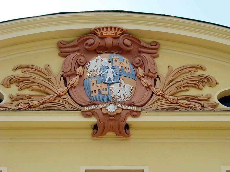 Niczego się nie boję - dewiza i herb rodu von Ballesterm na pałacu w Radzimiłowie