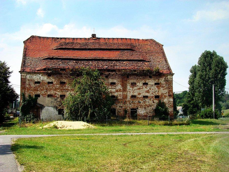 Zabytkowy spichlerz folwarczny we wsi Naroczyce