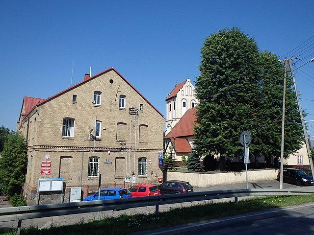 Urząd Gminy i najstarszy zachowany kościół na Mazurach