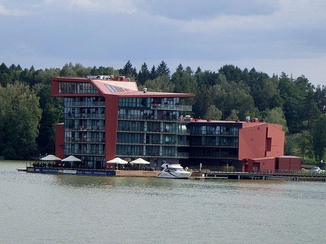 Hotel na wodzie w Mikołajkach