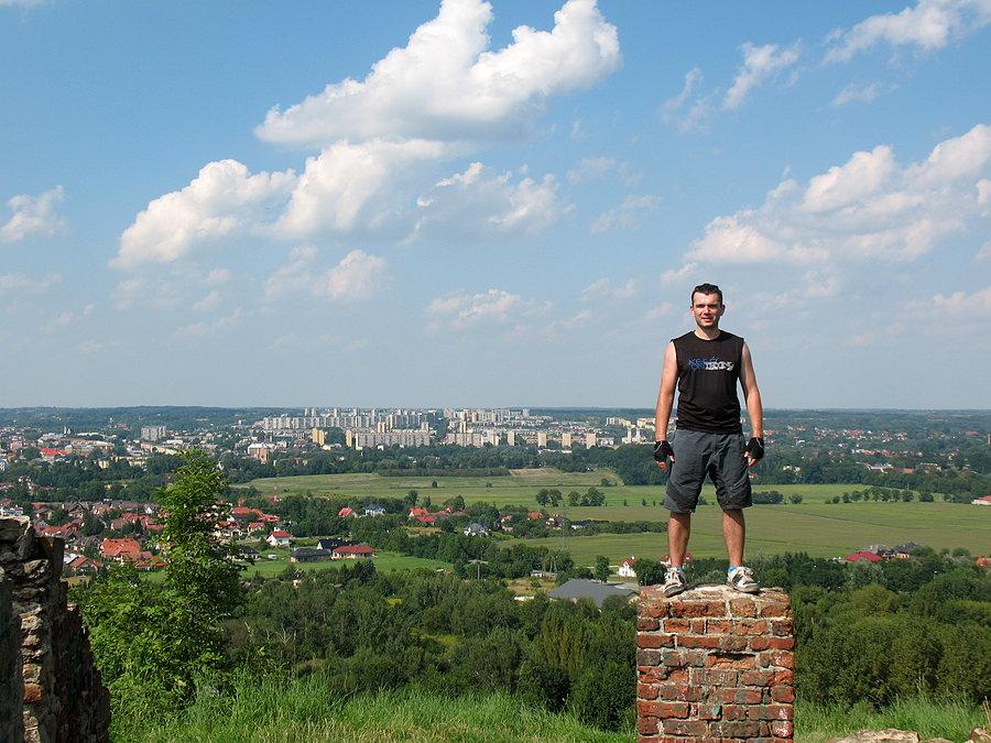 Zdjęcie bez sensu - ja stojący na kupie cegieł, z Tarnowem w tle