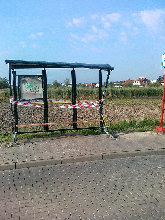Ktoś w piątek wjechał albo po prostu zdemolował przystanek na Grotach