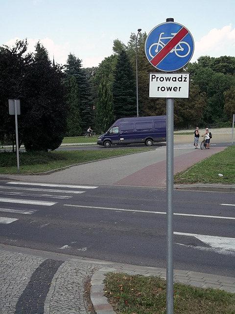 Kolejny debilny znak. Już schodzę