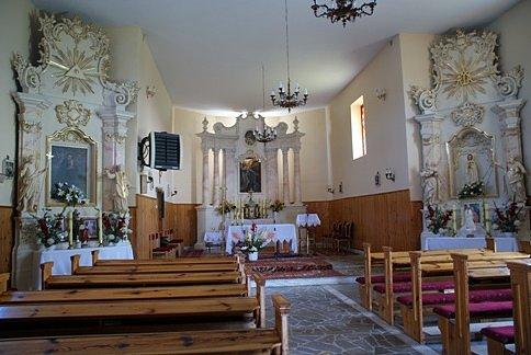 Wnętrze drewnianego kościoła w Twardej