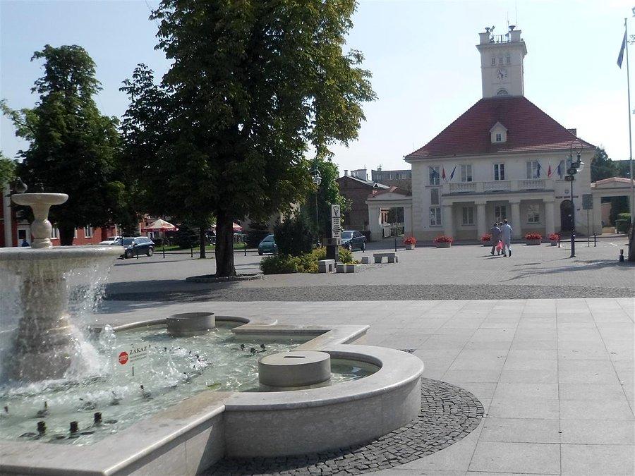 Fontanna i Urząd Gminy