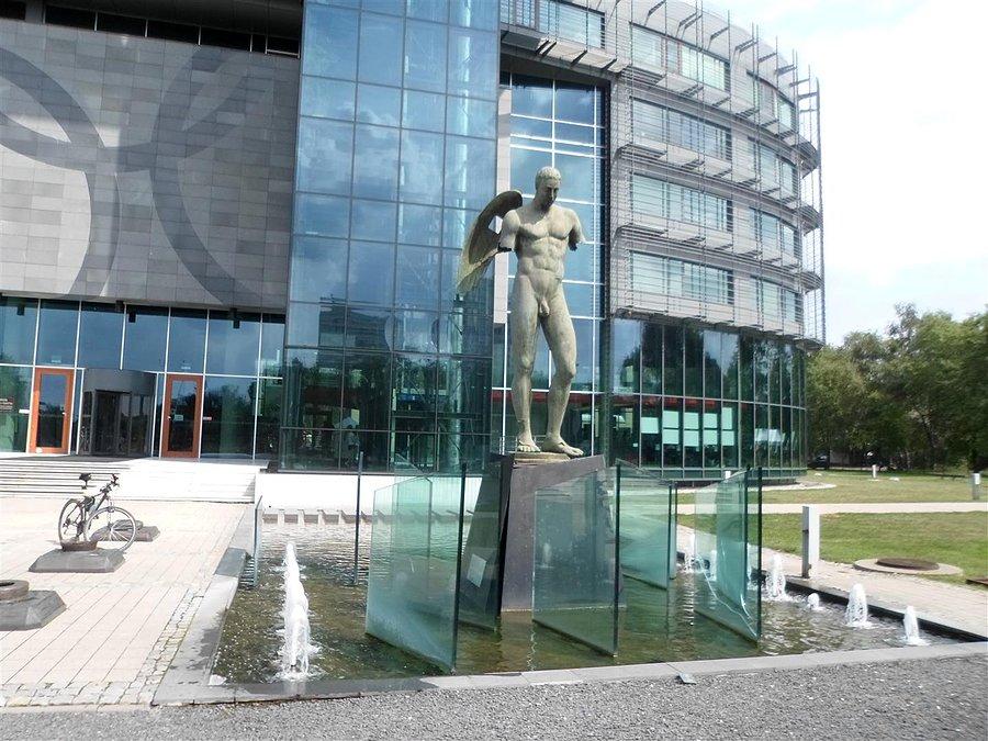Ikar Uskrzydlony Mitoraja i fontanna przy Centrum Olimpijskim