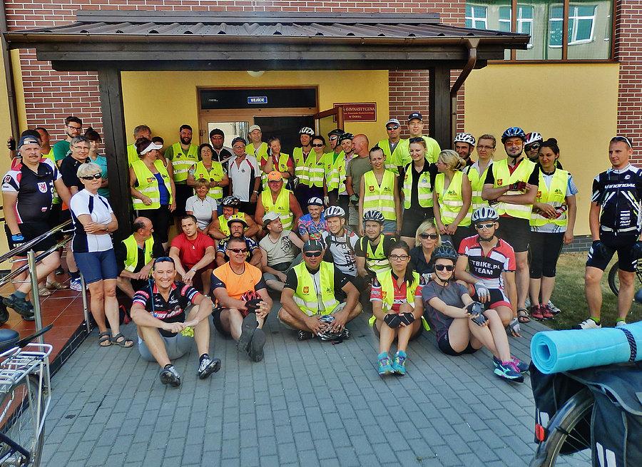 Kociewsko- Borowiacki Rajd Rowerowy. Osiek. Ekipa rajdu przed halą sportową