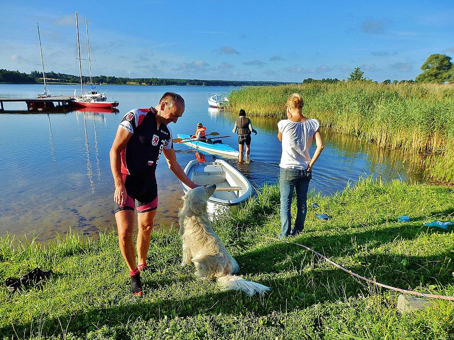 Kociewsko- Borowiacki Rajd Rowerowy. Osiek. Poranek nad jeziorem Kałębie. Asia z Kasią na kajaku