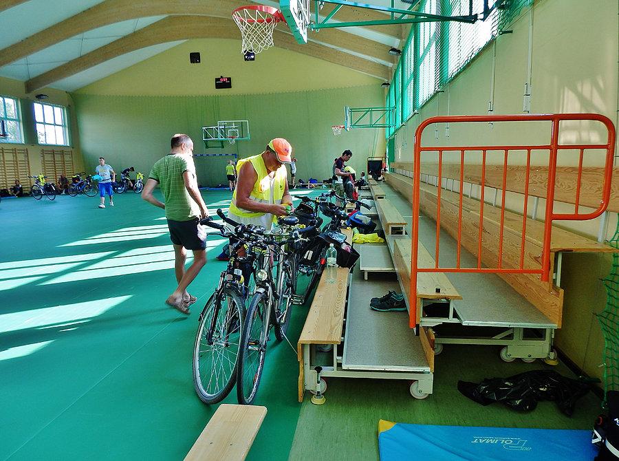 Kociewsko- Borowiacki Rajd Rowerowy. Hala sportowa w Osieku - miejsce naszego noclegu