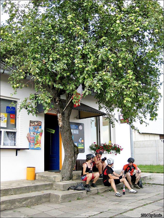 Sklepy. w ten upał lody i cola rządzą :-)