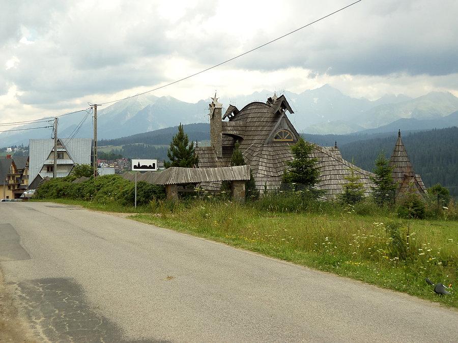 Wjazd do Bukowiny Tatrzańskiej. Ciekawa architektura a w tle lipcowe śniegi :)
