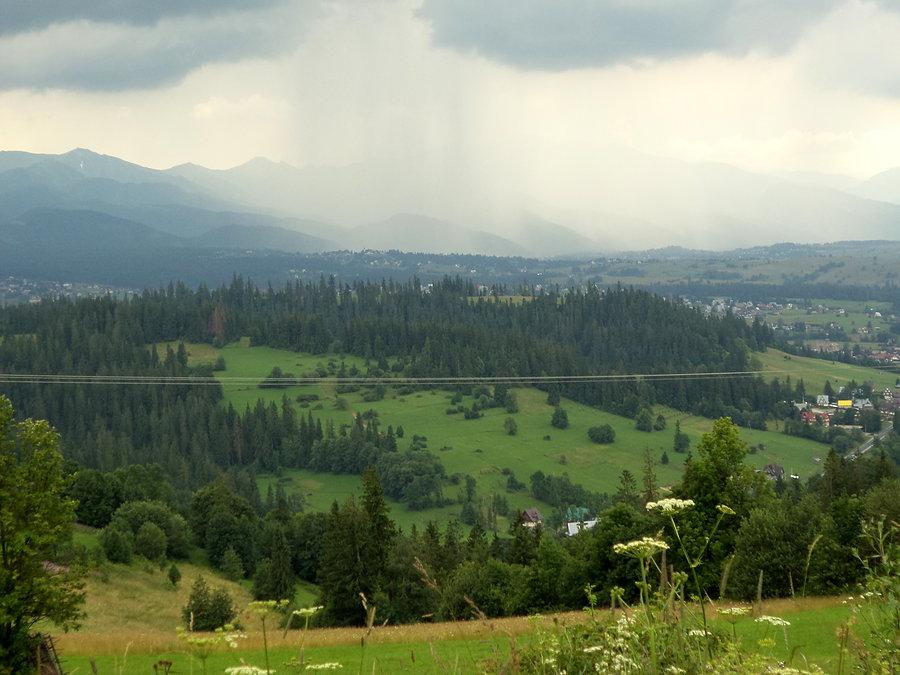 Troszeczkę tam pada (Kuźnice lub okolice)... niebawem także nade mną. ;]