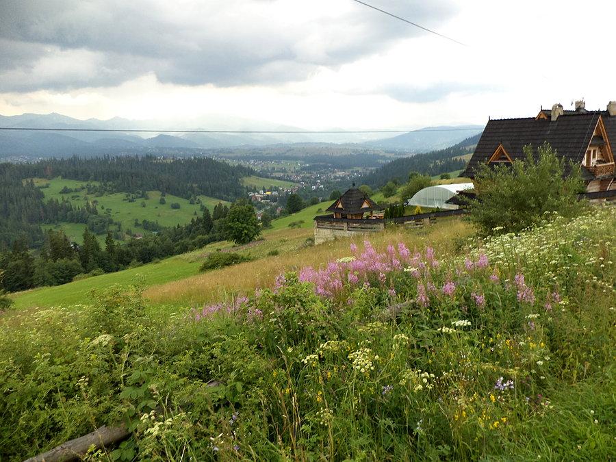W tle Poronin, Zakopane, Gubałówka, Tatry