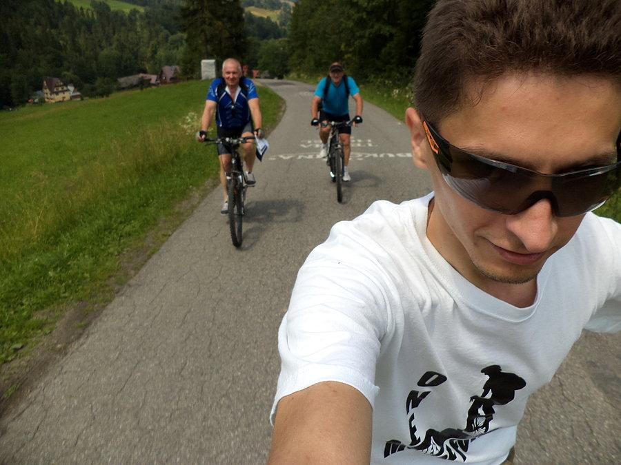 Selfie życia: jadę na jednym kole po 24% ściance, masakruję bicyklistów i jeszcze bezczelnie im strzelam upokarzające focię ;D