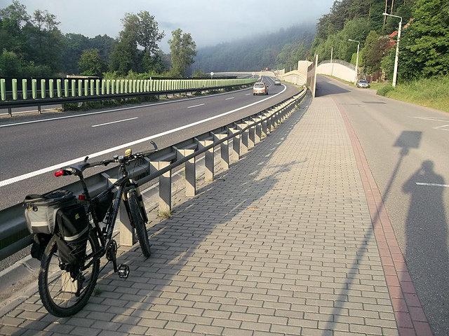 Drogą serwisową wzdłuż Zakopianki