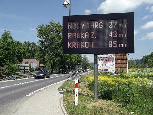 Typowe dla tych okolic tablice, dla rowerzysty jednak nieprzydatne ;)