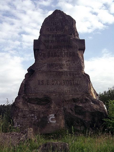 Obelisk na przeł. Sanguszki