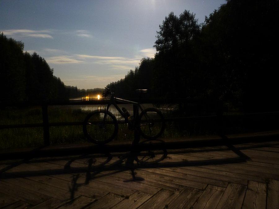 Simplon na tle elektrowni Kamienna na Drawie. 53°02'45.8"N 15°56'01.8"E