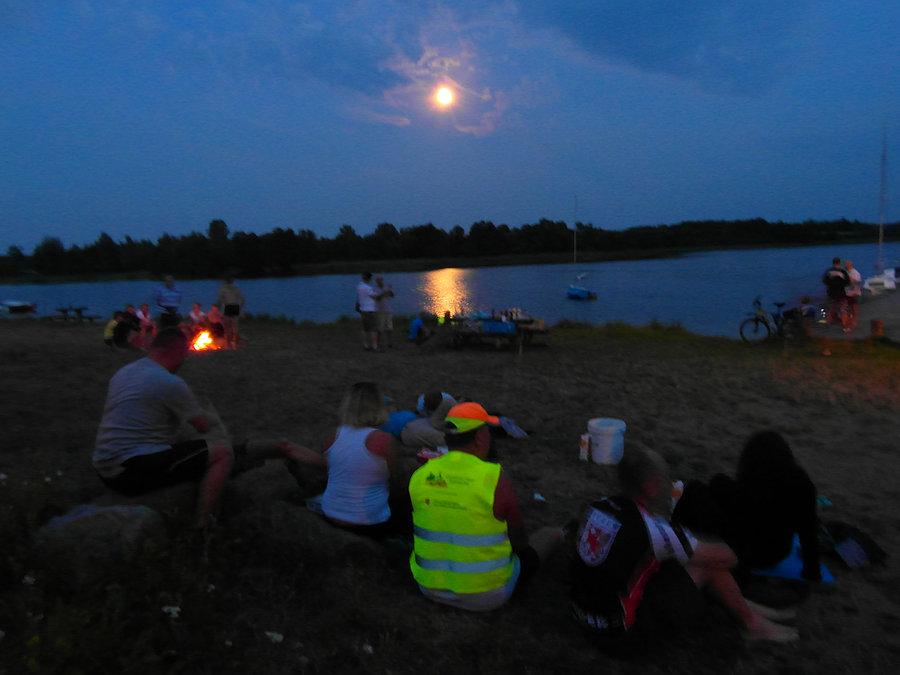 Ognisko nad Jeziorem Kałębie w Osieku