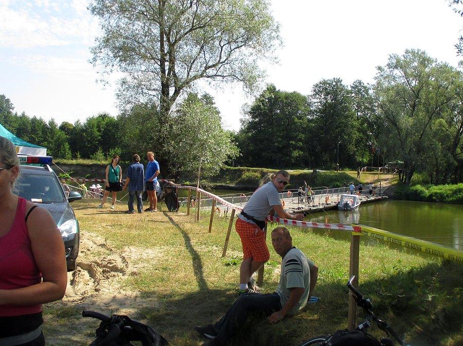 Most pontonowy na Bugu spinający polskie Zbereże i ukraińskie Adamczuki