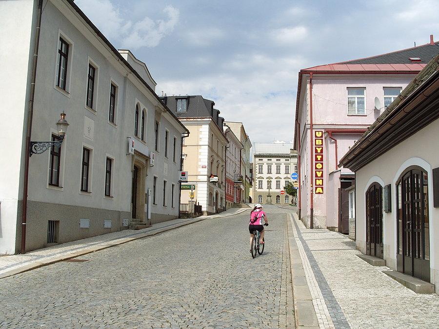 Po ochłodzeniu przez napoje ruszamy dalej i docieramy do Kralik na stary rynek