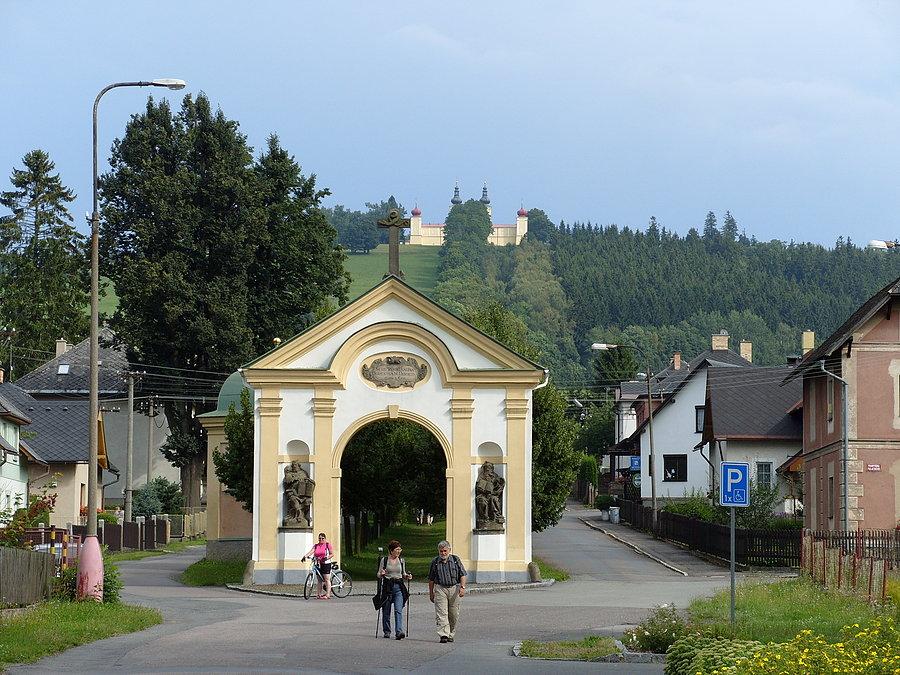 Po zakupach podjazd a raczej przymierzanie się do niego rozpoczęty. W oddali klasztor który będziemy zdobywać wraz ze żmijkami wygrzewającymi się na kamieniach ;)