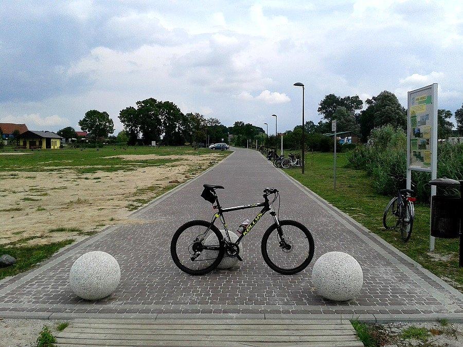 Promenada w Wierzbnie ,widok od jeziora