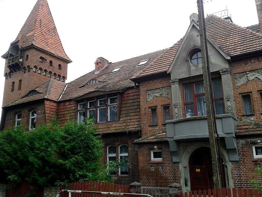 Zabytkowy dwór z 1913 r w Czernicach