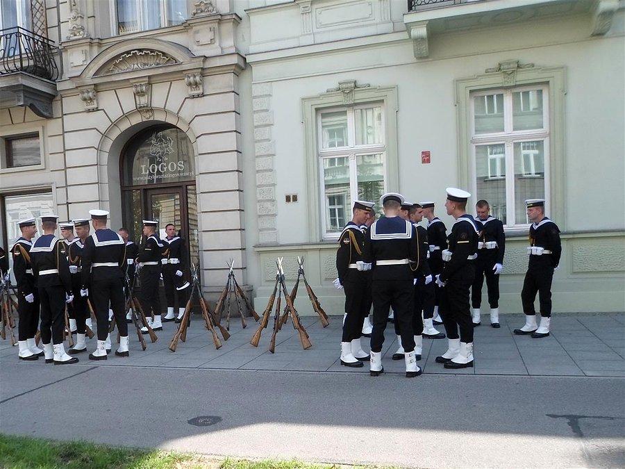 Karabiny ustawione w kozły